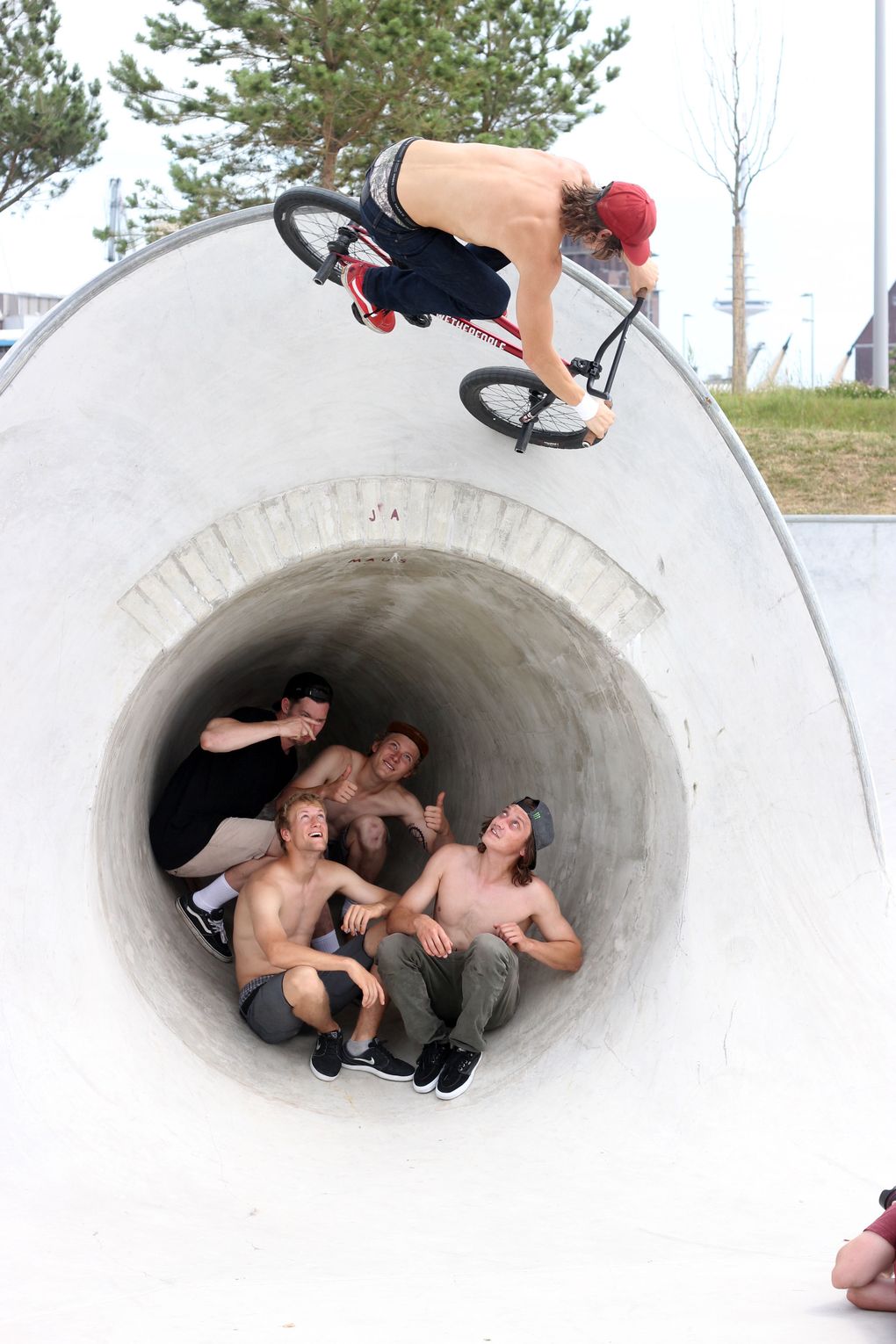 Dillon carvt im Überseestadt-Skatepark über den Rest der Crew; Foto: Paul Robinson