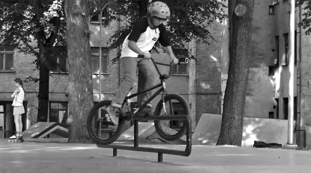 Wer wie Marek Kuhalskis mit 13 Jahren bereits Icepickgrind Hard 180s und Crankarmslides drauf hat, hat gute Chancen, unser Wunderknabe der Woche zu werden.