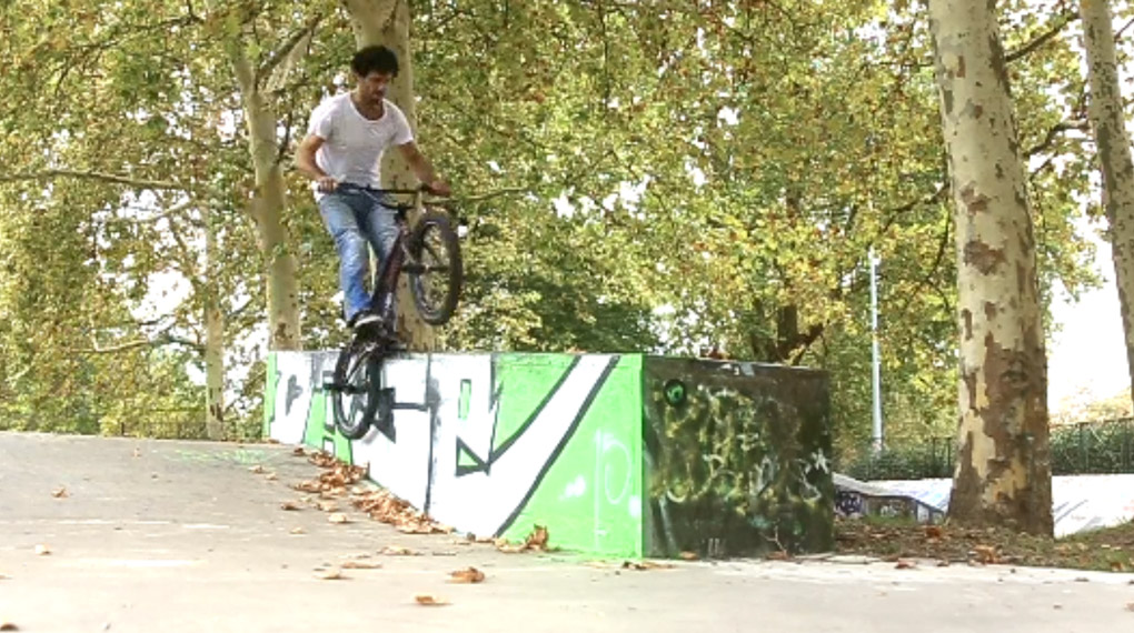 Timm Wiegmann hat während eines Frankreichurlaubs den Plaza von Bayonne besucht, der mit seinen perfekten Ledges für eine Runde Grindgenuss herhalten musste.