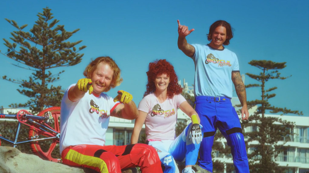 Hier ist ein interessantes Behind-the-scenes-Video von den Dreharbeiten zu 