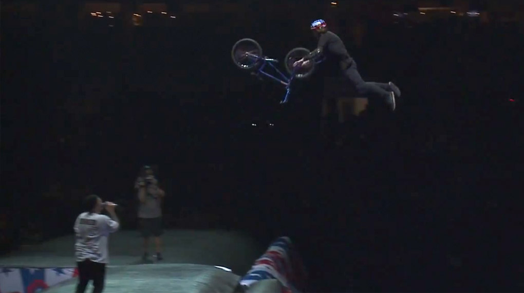 Ryan Williams ist eigentlich Scooterpro, aber in seiner Freizeit sammelt er World Firsts auf BMX. Hier ist die neuste Kreation: der Nothing Front Bikeflip!