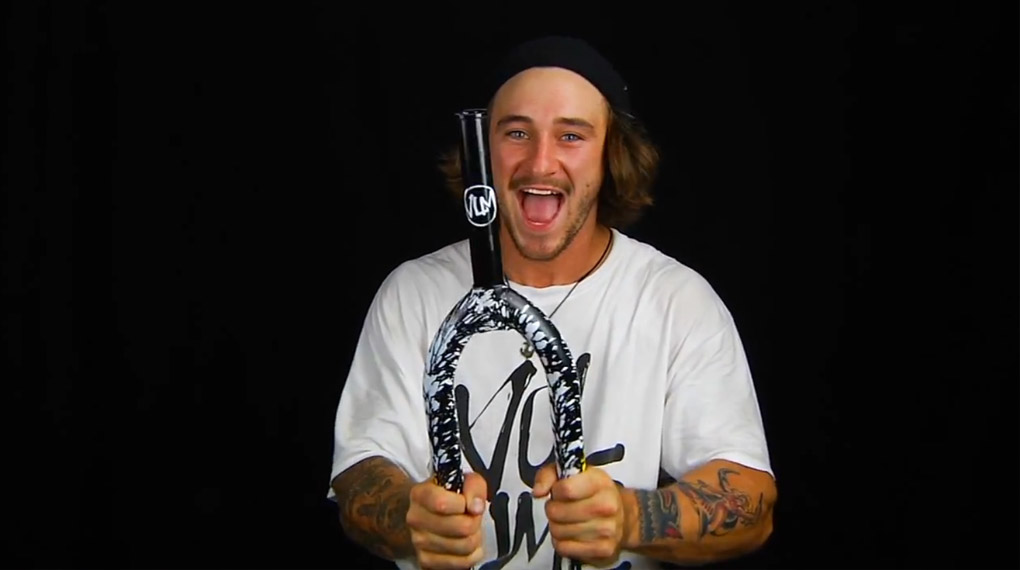 Broc Raiford stellt seine Anchor Fork von Volume Bikes vor und hat für dieses Promovideo gleich noch ein paar Tricks mit seiner Signaturegabel gefilmt.