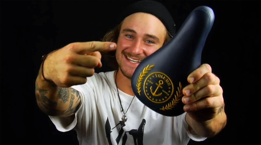 Broc Raiford stellt uns in diesem Promovideo von Volume Bikes seinen Nautical-Signaturesattel vor und hat auch noch Zeit für ein paar Faxen mit und ohne Rad.