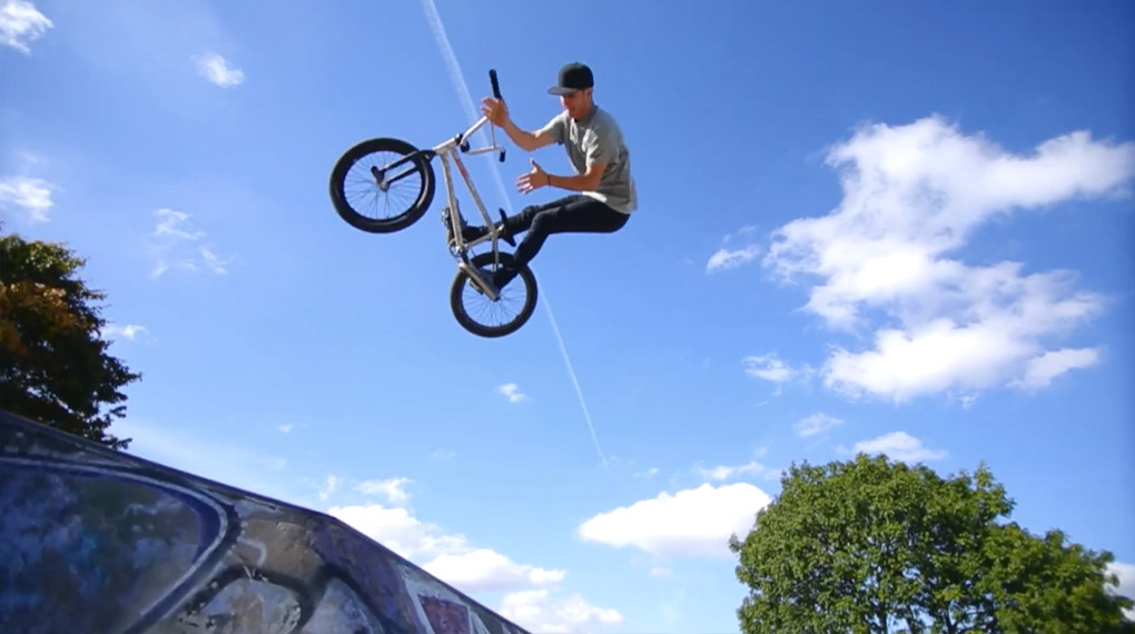Sam Coldwell hat für Alone BMX einen großartiges Edit von ihrem neuen Teamfahrer Callum Woodland produziert. Für beste Radfahr- und Videoskills hier entlang.