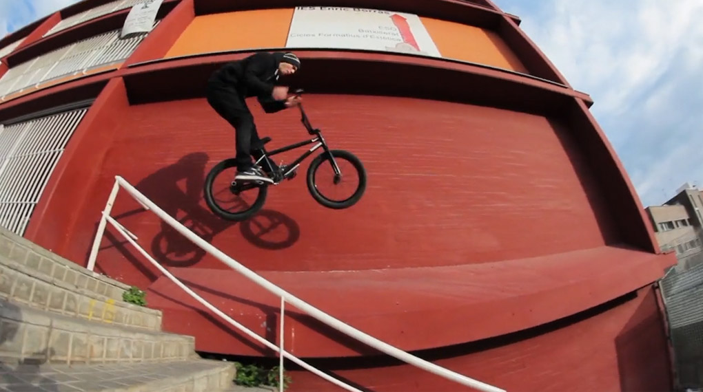 Daniel Tünte hat sich für Mankind Bike Co. auf den Straßen von Barcelona und Berlin herumgetrieben und reihenweise übertriebene Missionen abgehakt. Endboss!