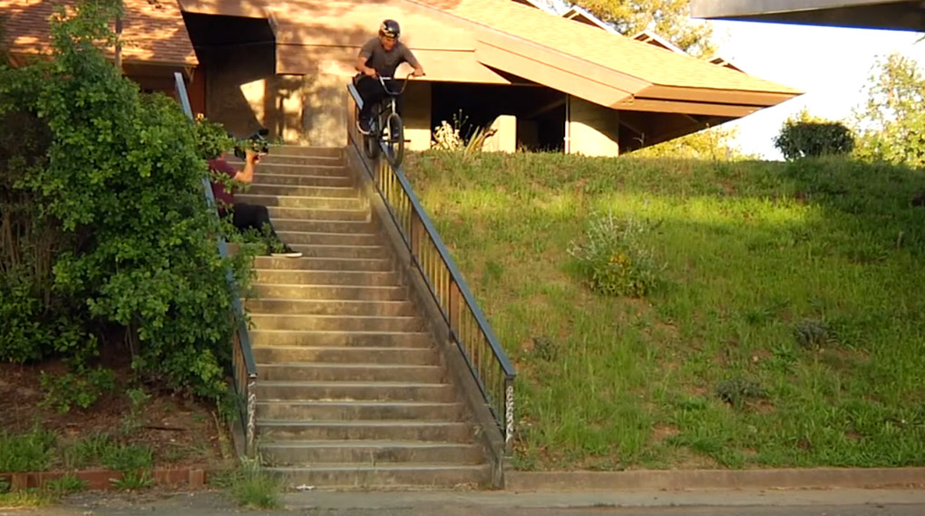 Um die Werbetrommel für seine Signaturejeans von Markit zu rühren, räumt Dennis Enarson ein wenig auf den Straßen von San Diego auf. Banger is sick!