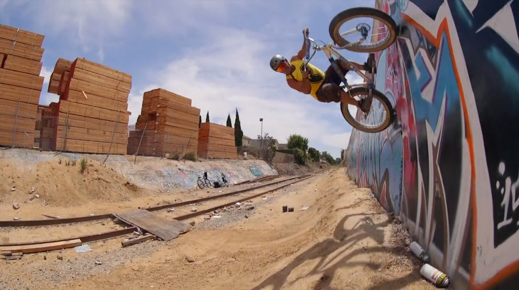 Über Stock und Stein: Die Dirtjumplegende Todd Lyons testet den SE Bikes Fat Ripper mit seinen 26 x 3,5” dicken Reifen in diesem Video auf Herz und Nieren.