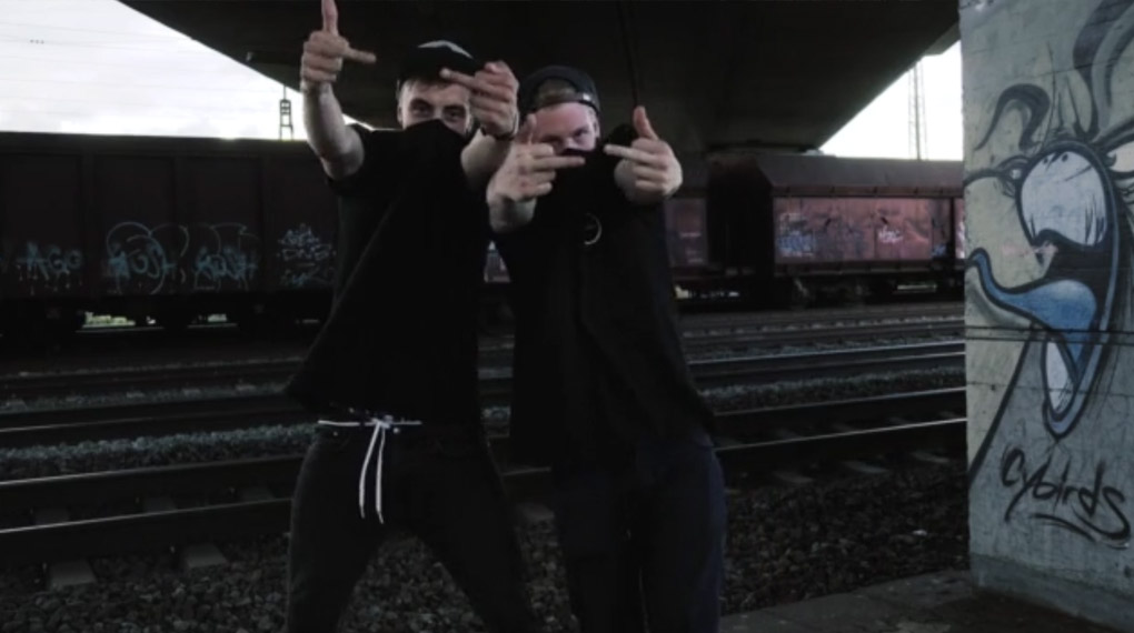 Marvin Mayer und Ferdi Bensch sind neu auf fettarmemilch und gönnen sich zum Einstand eine gemeinsame Session am Skateplaza in Gießen.