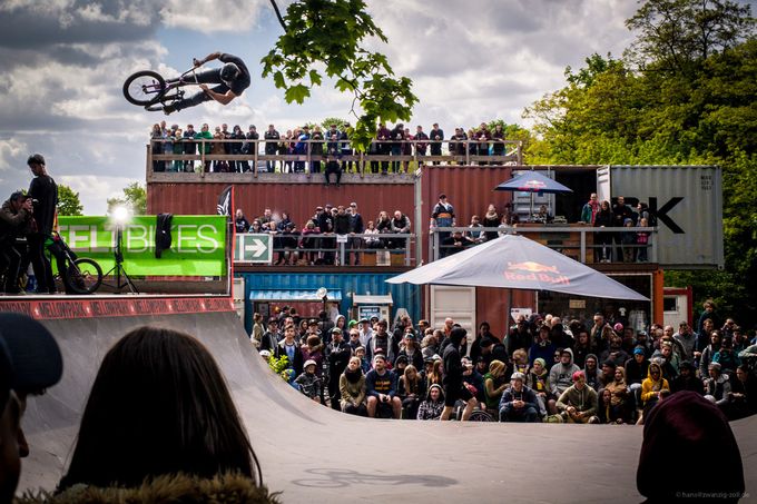 Der alljährlich stattfindende Highway to Hill ist nur einer der vielen Gründe, warum der Mellowpark deine Unterstützung verdient hat. Hier fliegt Fabian Haugk bei der 2015er Auflage durch Wickes Woodie; Foto: Hans Friedrich/20 Zoll Media