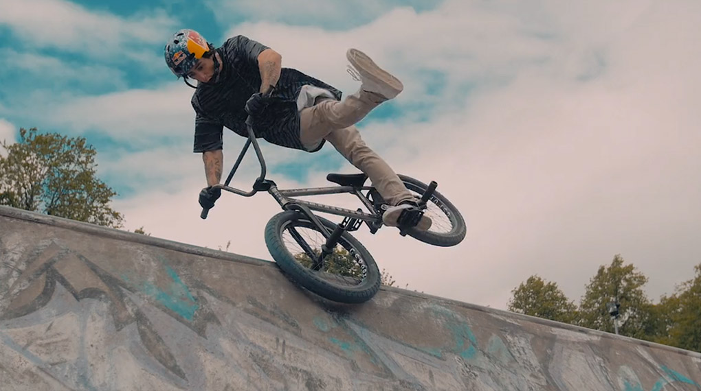 Kriss Kyle ist einer der kreativsten Fahrer ever. In diesem Video für BSD zerlegt er einige schottische Betonparks mit seinem unvergleichlichen Style. Krass!