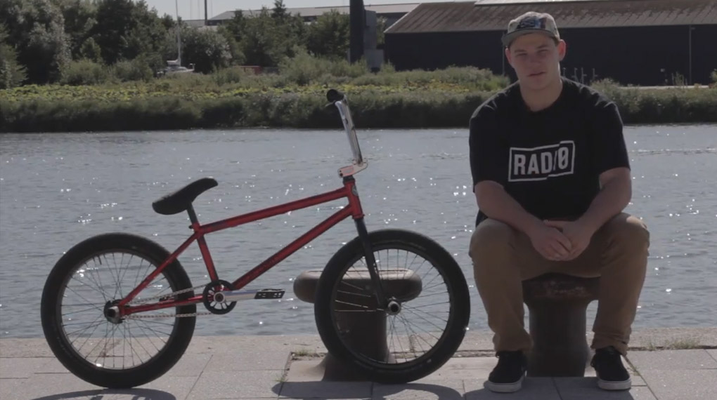 Leon Hoppe gönnt sich eine kurze Verschnaufpause auf der Great North Tour von Radio Bikes, um uns in diesem Videobikecheck sein aktuelles Rad vorzustellen.