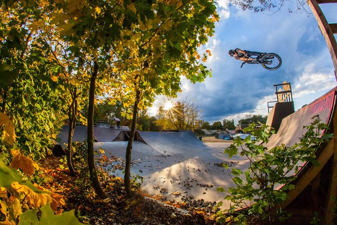 Mellowpark-Local Luca Hagenmüller nutzt die Herbstsonne für eine Session in Rudis Resterampe; Foto: Hans Friedrich/20 Zoll Media