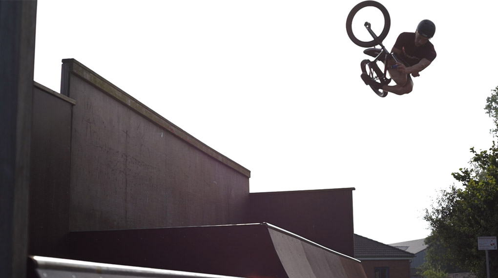 Schnörkelloses Radfahren ist dein Ding? Dann ist dieses Video, das Michael Hanfler für Nosedive gefilmt hat, wahrscheinlich genau das Richtige für dich.