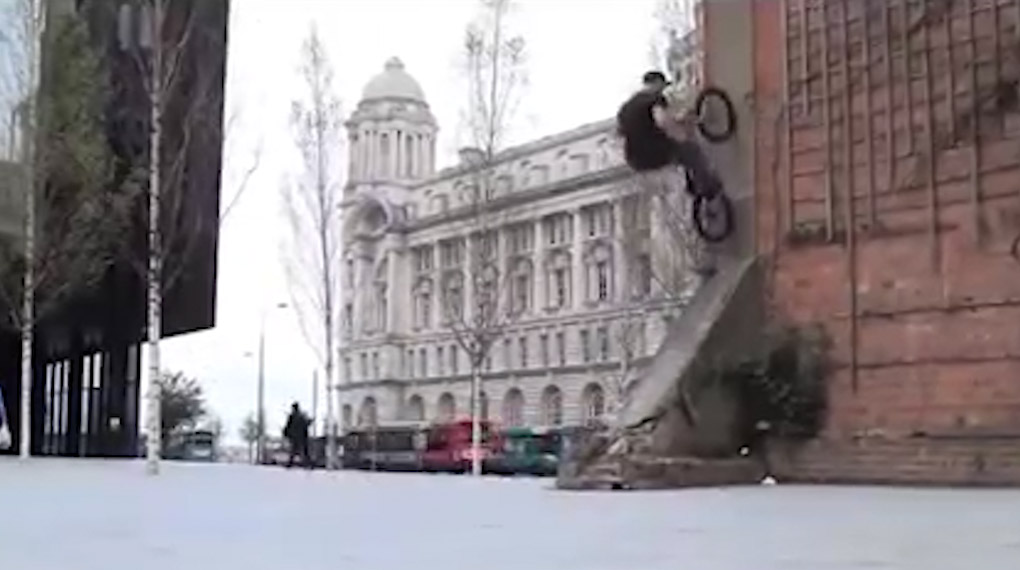 Der Auftritt von einem mit zwei Pegs bewaffneten Pete Sawyer aus dem ‘Grindhouse Terror‘-Video von Max Gaertig hat seinen Weg ins Internet gefunden.