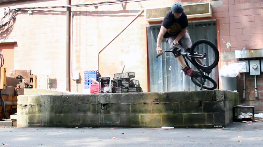 Phil Jones bringt frischen Wind in die manchmal recht eintönige Welt der BMX-Videos. Oder hast du schon mal einen 360 Sprocket eine Laderampe hoch gesehen?