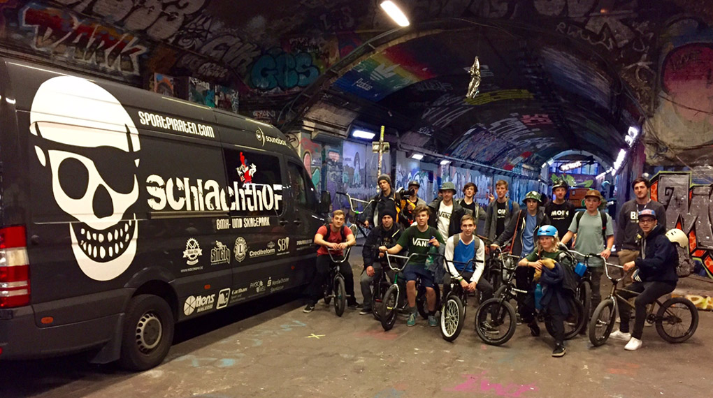 Zwei Fahrzeuge, 15 junge Biker und jede Menge gigantische Skatehallen – Hier sind das Video und einige Bilder von dem 8-tägigen UK-Roadtrip der Sportpiraten.