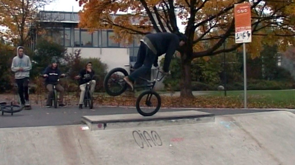 Taylor Cadel benötigte nur 15 Minuten, um mit viel Steeze den Skateplaza in Siegen-Kreuztal für die Kamera von Carlo Hoffmann zu zerlegen. Mehr dazu hier.