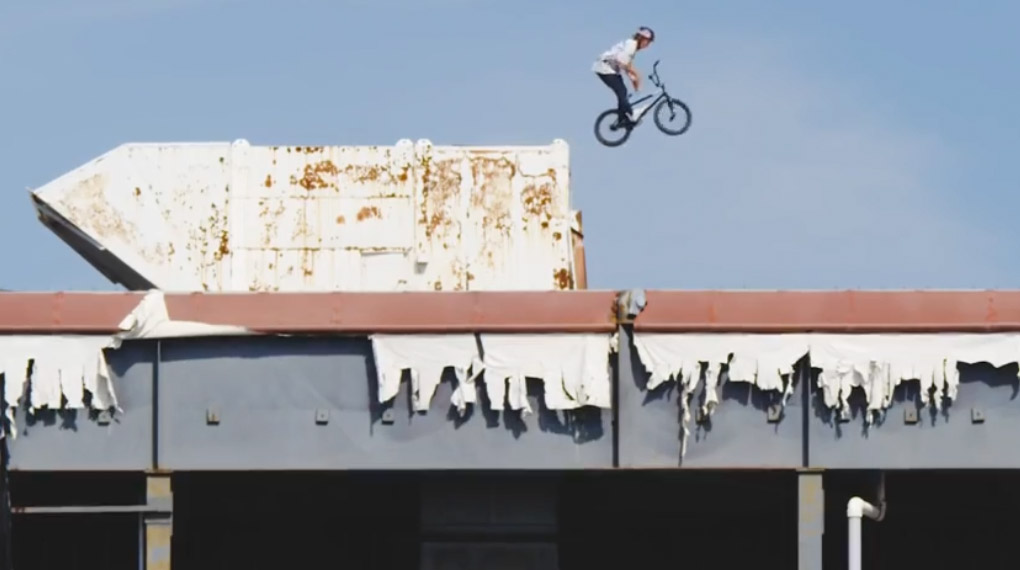 In der ersten Folge der zweiten Staffel von Red Bull Raditudes schauen wir bei den Dreharbeiten zu einem der epischsten BMX-Stunts aller Zeiten vorbei.