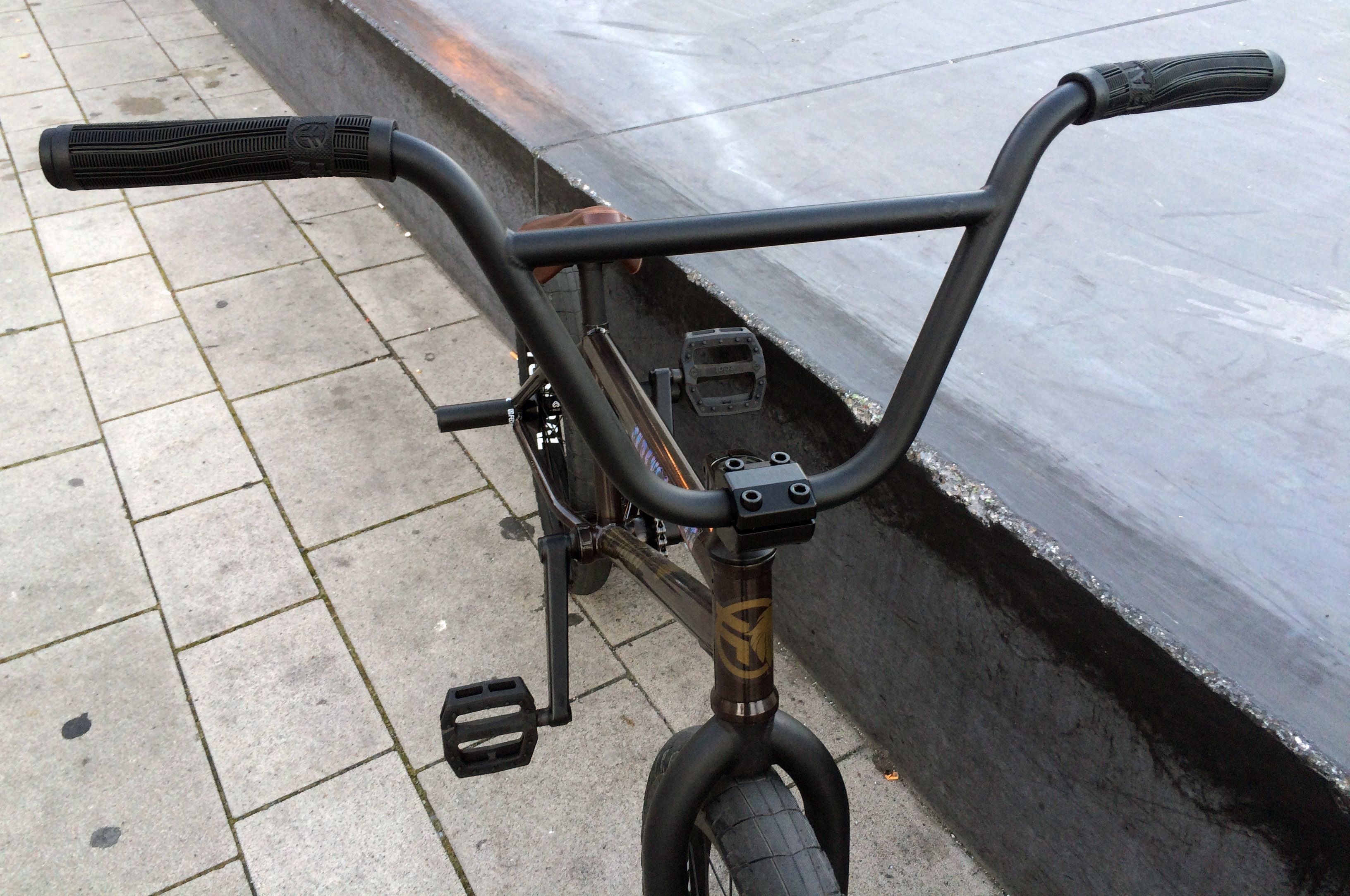 Die Hölle ist zugefroren, Carlo Hoffmann fährt einen zweiteiligen Lenker. What