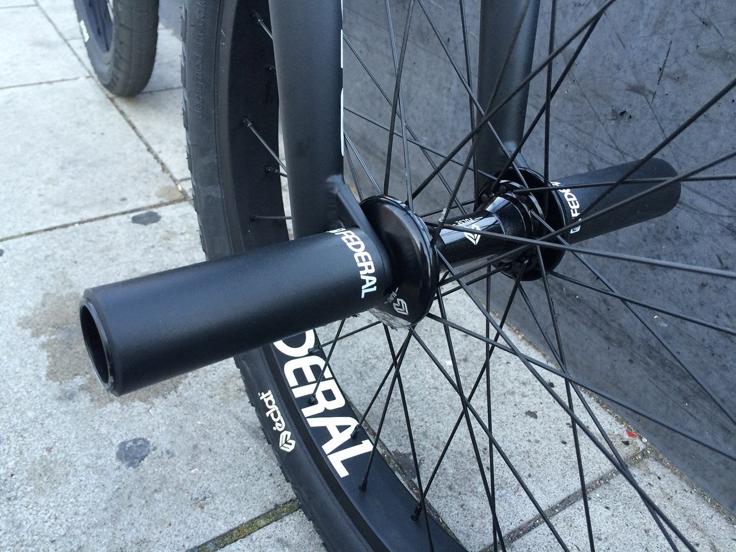 Carlo Hoffmann testet gerade die Plastikpegs von Federal Bikes