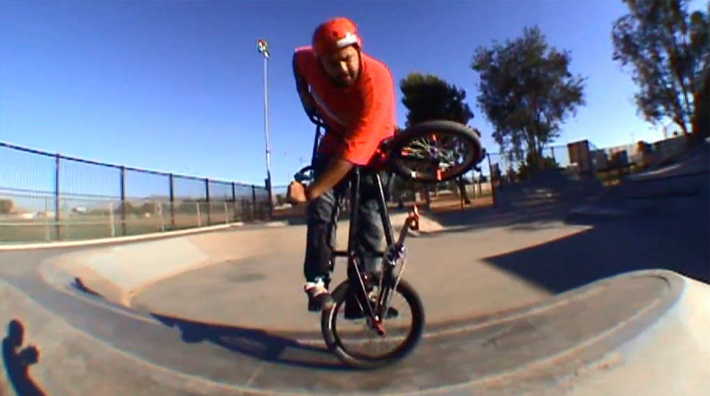 Mit besten Grüßen aus der Kreativabteilung: Corey Furmage hat ein paar Eigenkreationen in seinem Localbetonpark gefilmt, die du bestimmt noch nicht kennst.