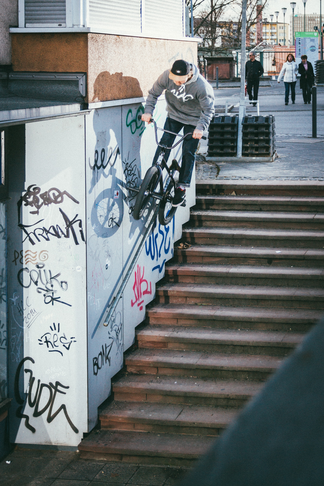 Dima Prykhodko mit einem Präzisionsicepick, der während der Dreharbeiten für das erste Mixtape der Ciao Crew gefallen; Foto: Merlin Czarnulla