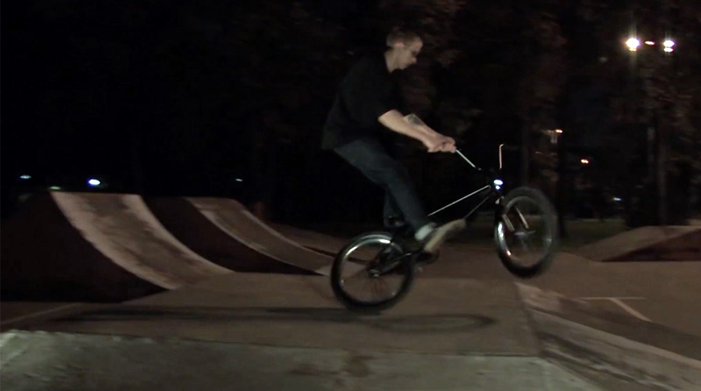 NBD-Fest im Vorobyovy Gory Park von Moskau – Ilya Ponomarev hat für dieses Video ein paar Tricks gefilmt, die uns bisher noch nicht untergekommen sind.