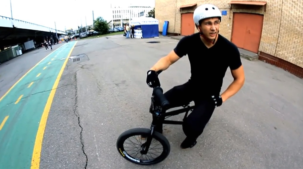 900 auf einer Bank, Nosepress to Tailwhip rein? Kostya Materinko fährt sehr kraftbetont und hat ein paar krasse Dinger in petto. Mehr dazu in diesem Video.