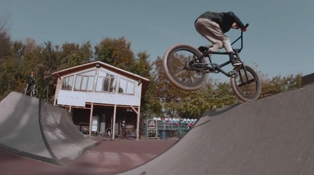 Erst zwölf Jahre jung und schon eine kleine Stylekanone: Alex Mollaev fährt regelmäßig im legendären XSA Park – und das sieht man ihm an!