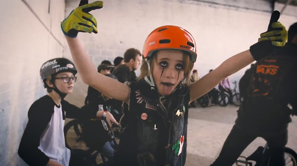 Kriss Kyle, Daniel Tünte und Felix Prangenberg haben in Glasgow zusammen Halloween gefeiert. Mehr dazu in diesem Video vom BSD Jam 2015 im Unit 23 Skatepark.
