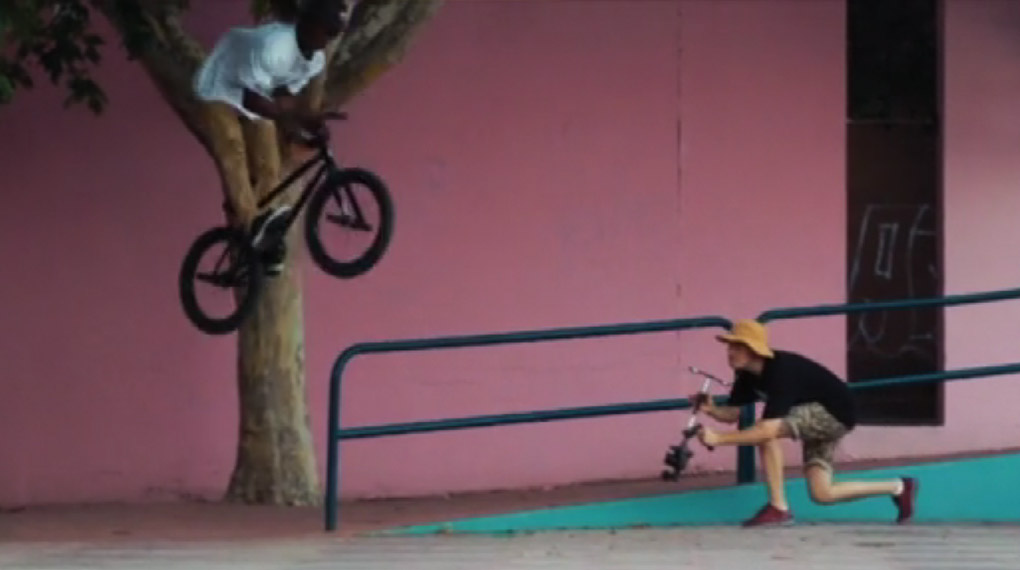 Courage Adams hat sich für dieses Video die Straßen von Madrid vorgeknöpft. Dass er auch diesmal jeden Spot killt, muss nicht extra erwähnt werden, oder?!