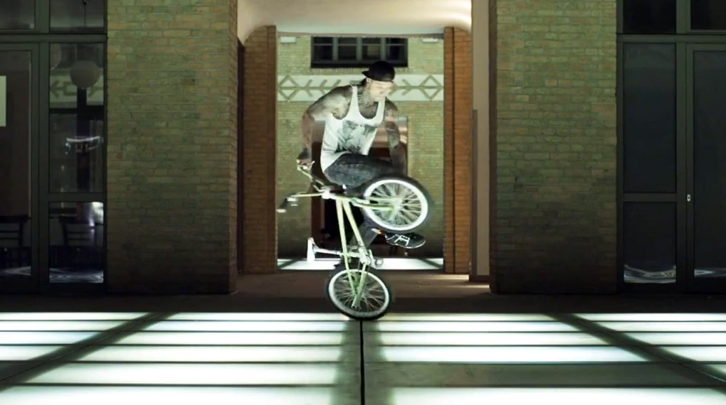 Dominik Nekolny fährt in diesem Video seine Armbanduhr von G-Shock in Berlin spazieren und hat dabei natürlich auch ein paar Flatlandcombos im Gepäck.