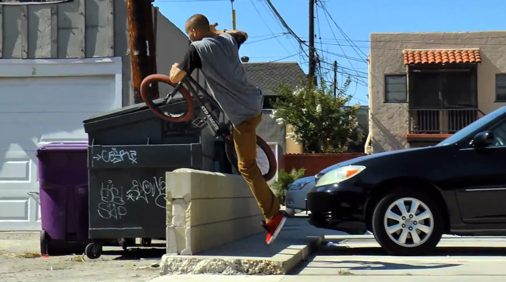 Alles ist ein Spot! Zumindest, wenn man so viel Pop hat wie Eric Lichtenberger. Guck dir das Promovideo für seinen Signaturegriff von Stranger an und staune!