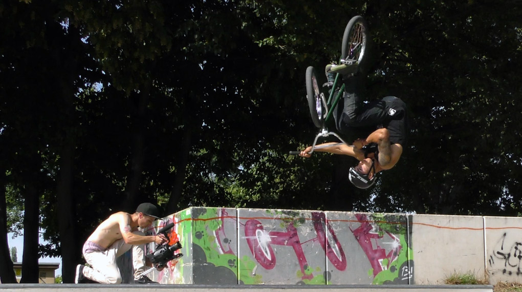 Der 7. Platz beim Bangers-Videocontest 2015 geht an Michael Lorenz und sein Video von Fabian Haugk und Max Wittig, die dafür das Mercyland zerlegt haben.