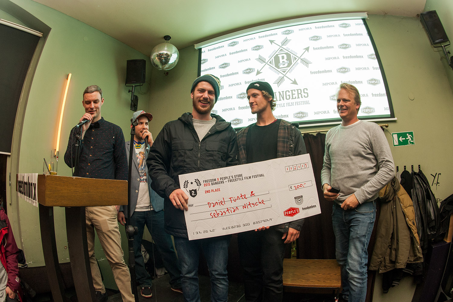 Moritz Nußbaumer (2. von rechts) und Sebastian Nitsche (der leider nicht kommen konnte) holten mit ihrem Video von Daniel Tünte (Mitte) Platz 2