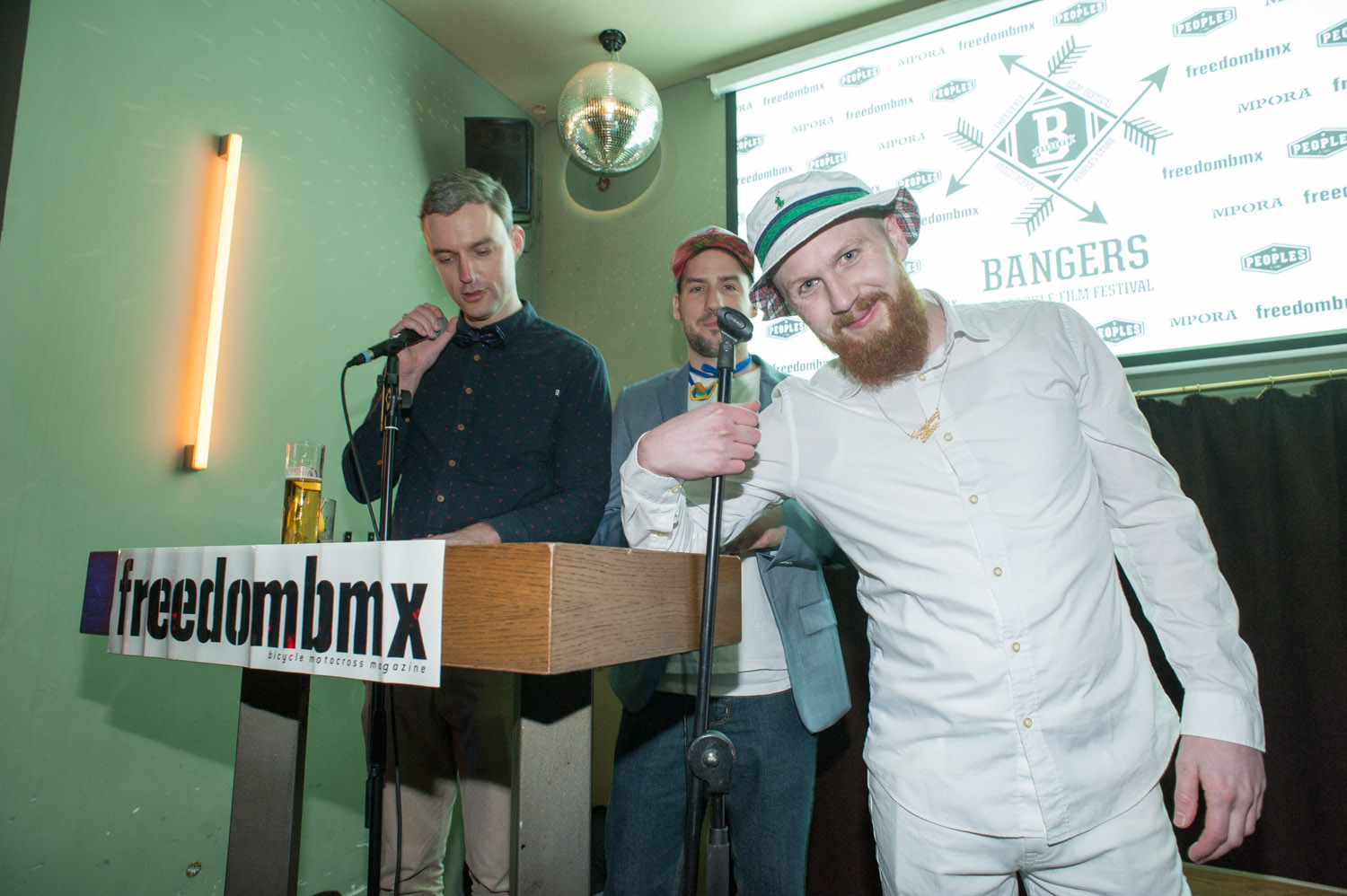 Apropos Gangbang Bikes: Als Warm-up gab es Video einen Best-Outfit-Contest, den diesmal Martin Krüger für sich entscheiden konnte und dafür einen Getränkegutschein überreicht bekam