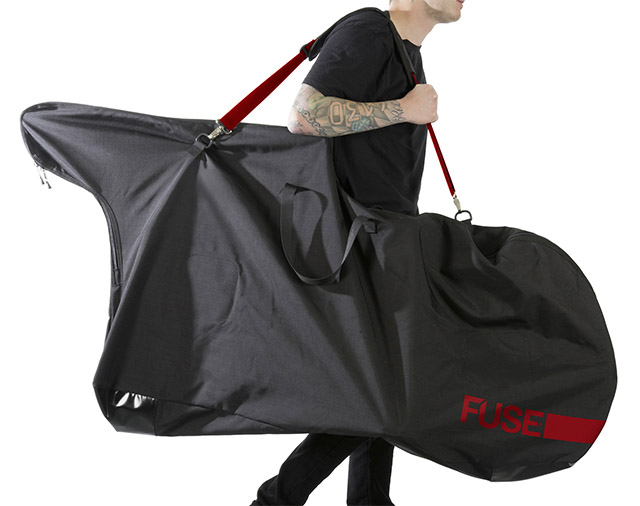 Tragekomfort dank gepolsterter Schulterriemen. Zusammengerollt kasnnst du das Fuse Delta Bikebag übrigens mit mitgelieferten Riemen an einem Rucksack befestigt werden.