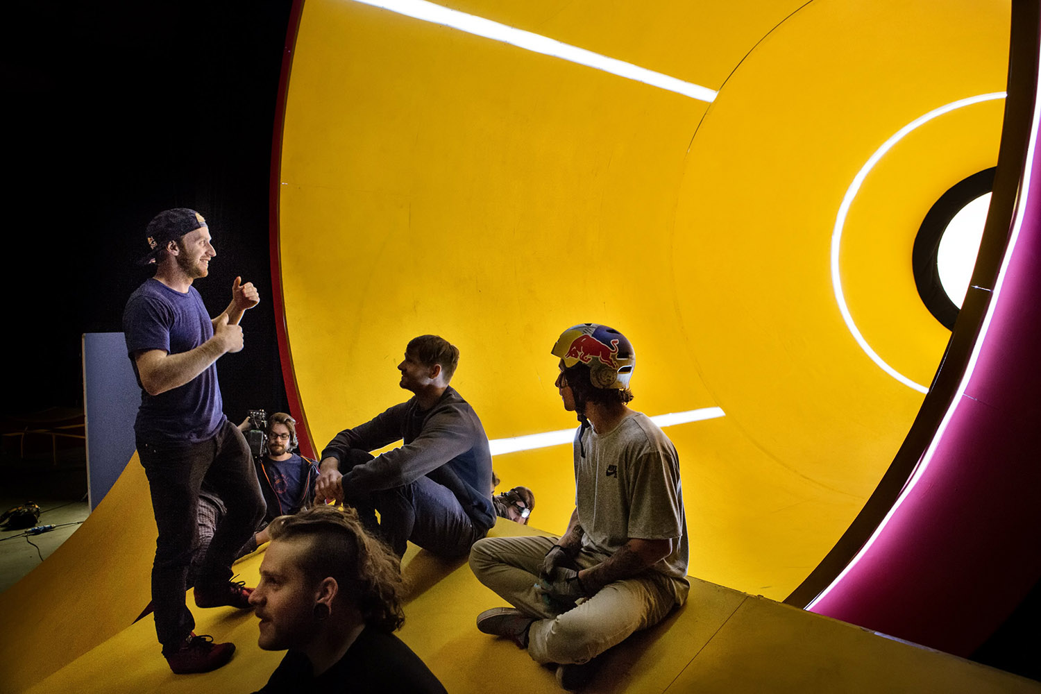 Danny MacAskill hat Kriss Kyle bei den Dreharbeiten zu Kaleidoscope in Glasgow besucht. Foto: Rutger Pauw / Red Bull Content Pool