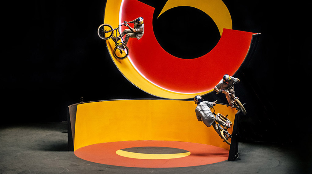 WTF?! Kriss Kyle hat sich für sein Kaleidoscope-Videoprojekt von Red Bull den wahrscheinlich durchgeknalltesten Rampenparcours aller Zeiten bauen lassen.