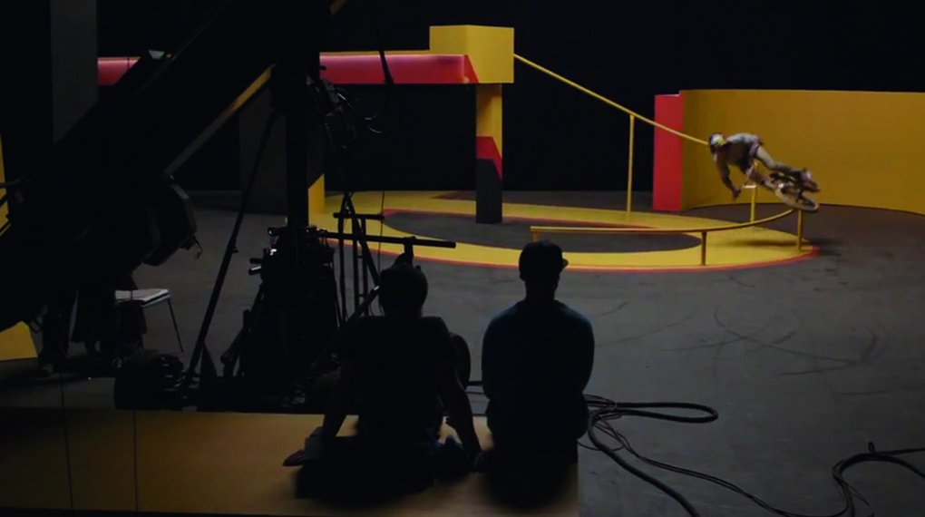 in Teil 3 des Behind-the-Videos zu Kaleidoscope mit Kriss Kyle plaudern der Regisseur Bob Scott und sein Kameramann Marcus Domleo aus dem Nähkästchen.