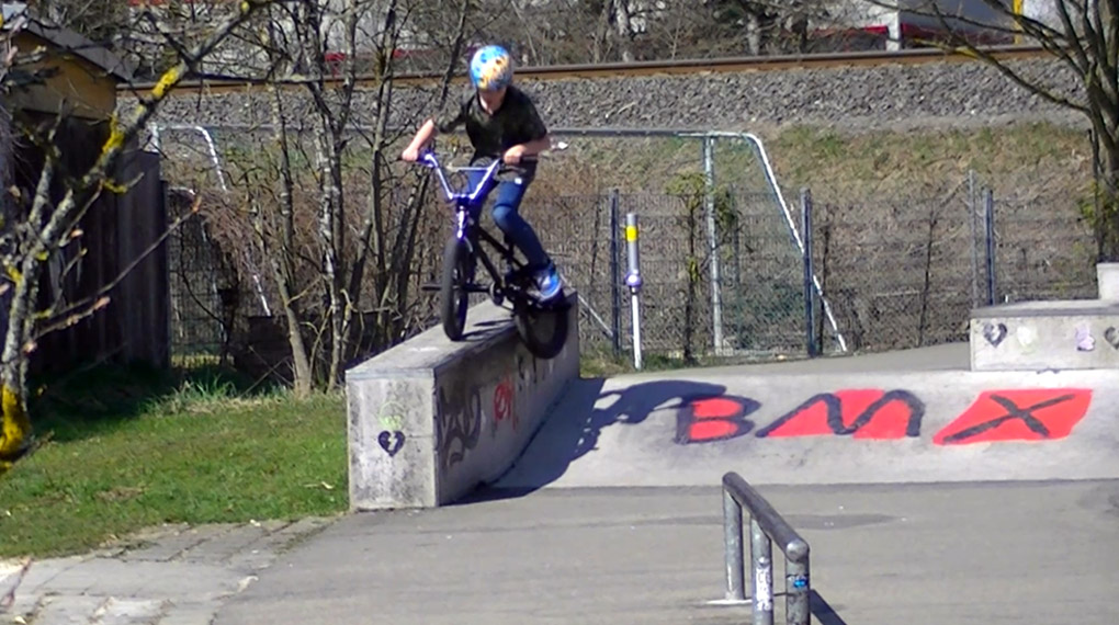 Auch wenn Louis Trieb erst 12 Jahre alt ist, lebt er seine Liebe zu BMX schon voll und ganz aus. Hier ist sein Beitrag zum Bangers-Videocontest 2015.