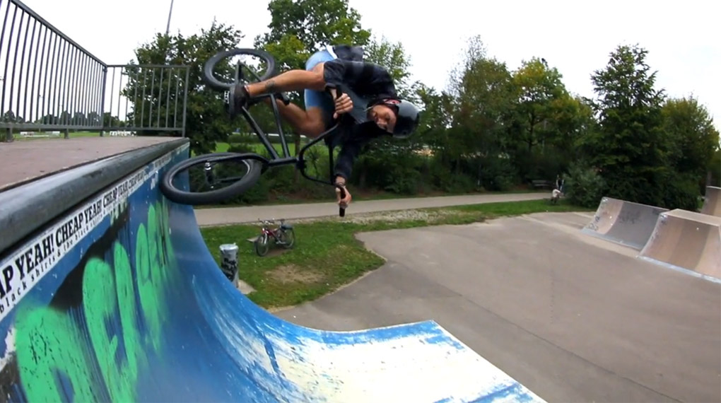 Style statt Zirkustricks – Manuel Isemann hat während einer Abendsession an seinem Localpark in Vaterstatten dieses Video für den countrybikes-Shop gefilmt.