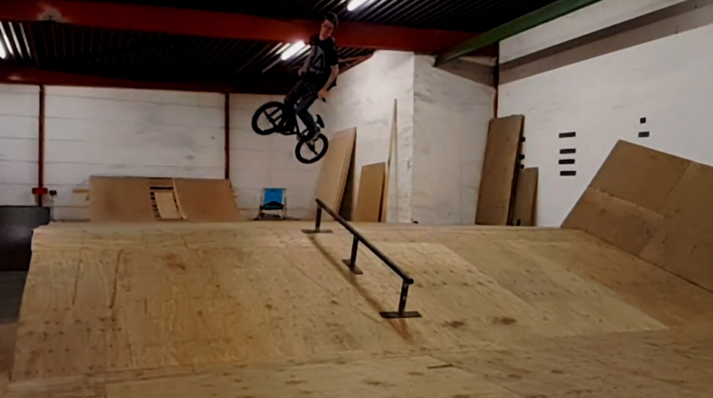 Max Bergmann hat neulich ein wenig im 167 Park gewerkelt und es sich nach getaner Arbeit nicht nehmen lassen, die neuen Rampen gleich mal auszuprobieren.