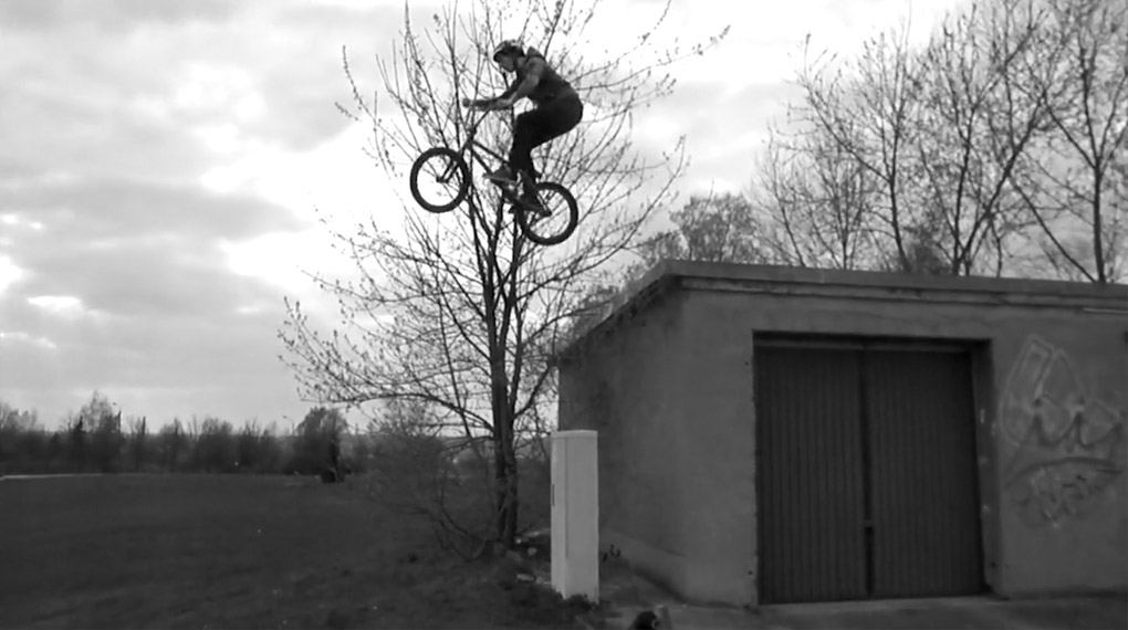 Heftige Einschläge, Candybars und ein Song, der nachts auf einem Friedhof verfasst wurde – Vorhang auf für das aktuelle Video von Max Decker aus Zwickau.