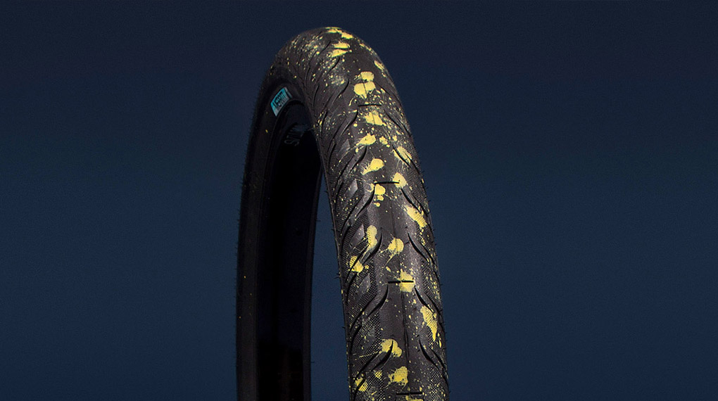 Bei SIBMX ist der Merritt Option Tire im Splatter-Look eingetroffen, der sich hervorragend mit den anderen Produkten in diesem Colorway kombinieren lässt.