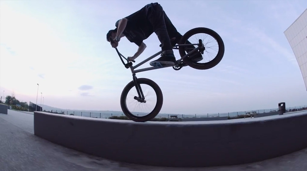 Mike Curley hat einen kleinen Roadtrip von der Ost- an die Westküste Englands unternommen und dabei eine Spur der Verwüstung hinter sich hergezogen. Heftig!