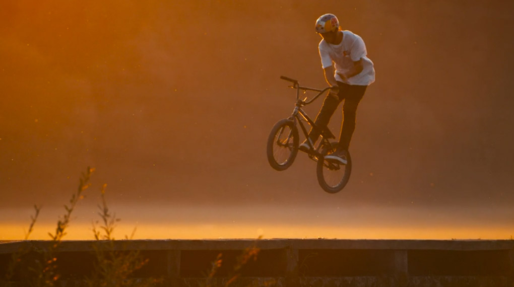 Red Bull hat Paul Thölen und Daniel Wedemeijer nach Slowenien eingeladen, um eine trockengelegte Wildwasserkajakstrecke auf ihre BMX-Tauglichkeit zu testen.