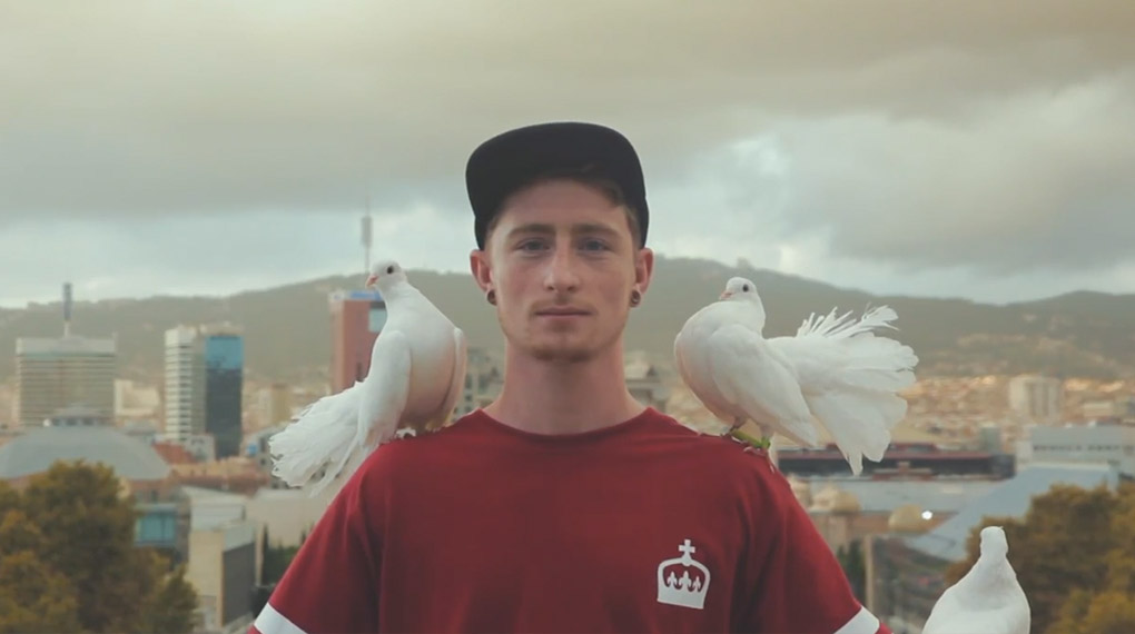 Sam Jones hat mit seinem unnachahmlichem Style und jeder Menge technischer Raffinesse die Straßen von Barcelona und Paris für éclat unsicher gemacht. Swag!