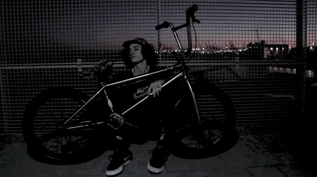 Simone Barraco hat sein Novus-Signaturerad von Subrosa auf den Straßen von BCN Probe gefahren. Scheint so, als wäre er damit richtig gut zurechtgekommen.