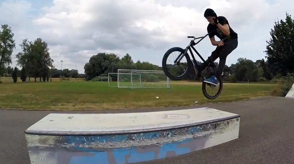 Die Spontanius Crew hat sich für dieses Video Skateparks in Fahrenzhausen, Pfaffenhofen, Dachau, Markt Indersdorf, Zwickau und Eichstätt vorgeknöpft.